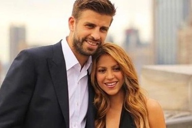 Shakira nắm tay "phi công trẻ" Gerard Piqué đi mua sắm