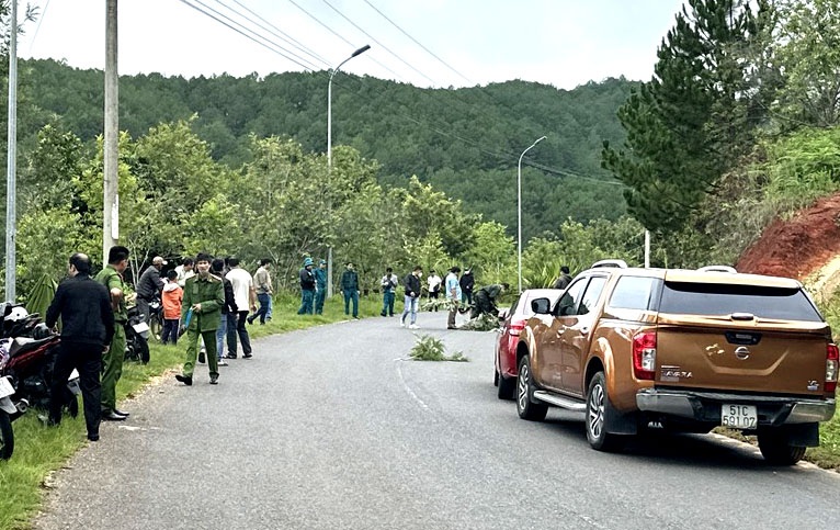 ダラットで人間の足が発見される:被害者は毛布に包まれていた - 1 Vụ phát hiện chân người ở Đà Lạt: Nạn nhân được bọc trong chăn - 1