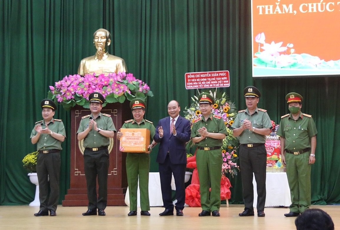 Chủ tịch nước: Công an TPHCM thể hiện tốt vai trò tiên phong, xung kích - 1 Chủ tịch nước: Công an TPHCM thể hiện tốt vai trò tiên phong, xung kích - 1