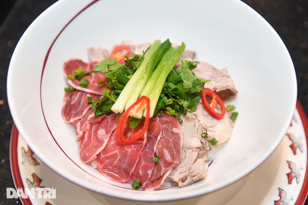 Cận cảnh bát phở 280.000 đồng khiến thành viên Blackpink húp đến giọt cuối - 4 Cận cảnh bát phở 280.000 đồng khiến thành viên Blackpink húp đến giọt cuối - 4