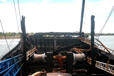 Tàu câu mực cháy rụi khi chuẩn bị ra khơi