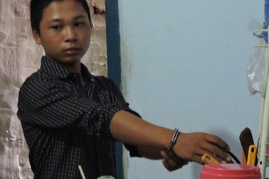 Bắt khẩn cấp thiếu niên 14 tuổi cầm dao đâm chí mạng cô gái hàng xóm