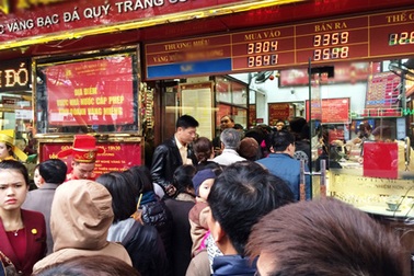 Chen lấn "bẹp ruột" để mua vàng cầu may