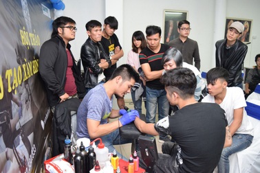 Muôn vàn khó khăn của những người “nghệ sĩ” trót đam mê nghệ thuật xăm hình