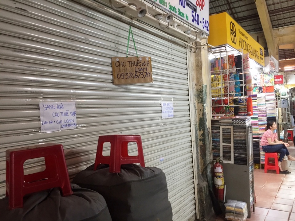 Hàng loạt quầy, sạp tại chợ Bến Thành vẫn “cửa đóng, then cài” vì ế khách - 14 Hàng loạt quầy, sạp tại chợ Bến Thành vẫn “cửa đóng, then cài” vì ế khách - 14