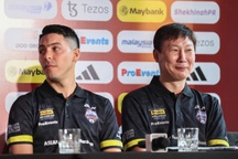 HLV Kim Sang Sik tiếc vì học trò không thể ghi thêm bàn vào lưới Man Utd