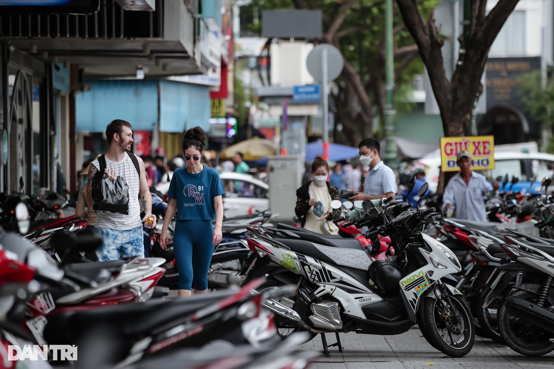 Vỉa hè, lòng đường ở TPHCM bị lấn chiếm như thế nào? - 3 Vỉa hè, lòng đường ở TPHCM bị lấn chiếm như thế nào? - 3