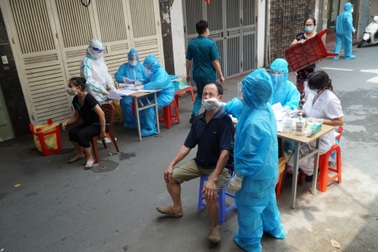 Xét nghiệm nhanh Covid-19 cho gần 4.000 người dân Thủ đô ở quận Tây Hồ