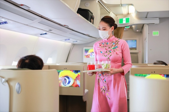 Từ 2-11 đến 24-1, tiếp viên Vietnam Airlines sẽ mặc trang phục áo dài truyền thống với đa dạng sắc màu rực rỡ để chào đón hành khách trên những chuyến bay ngày Tết