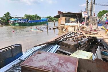 Sạt lở, 4 căn nhà bị trôi sông, thiệt hại tiền tỷ