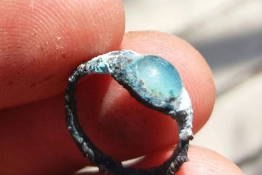 Đang đào đường, bất ngờ vớ chiếc nhẫn quý 2.000 năm tuổi