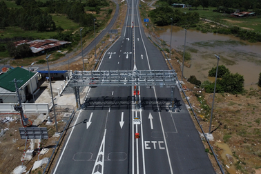 Đi trên đường cao tốc do nhà nước đầu tư cũng phải đóng phí?