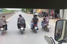 Nhóm thanh niên đi xe máy dàn hàng ngang chặn đầu ô tô