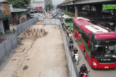 Hàng vạn phương tiện "chôn chân" giữa giờ trưa tại "lô cốt" ở Hà Nội