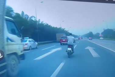 Hành động khó hiểu của thanh niên chạy xe máy vào cao tốc