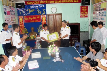 “Gia đình nhà giàn” vui Tết sớm 