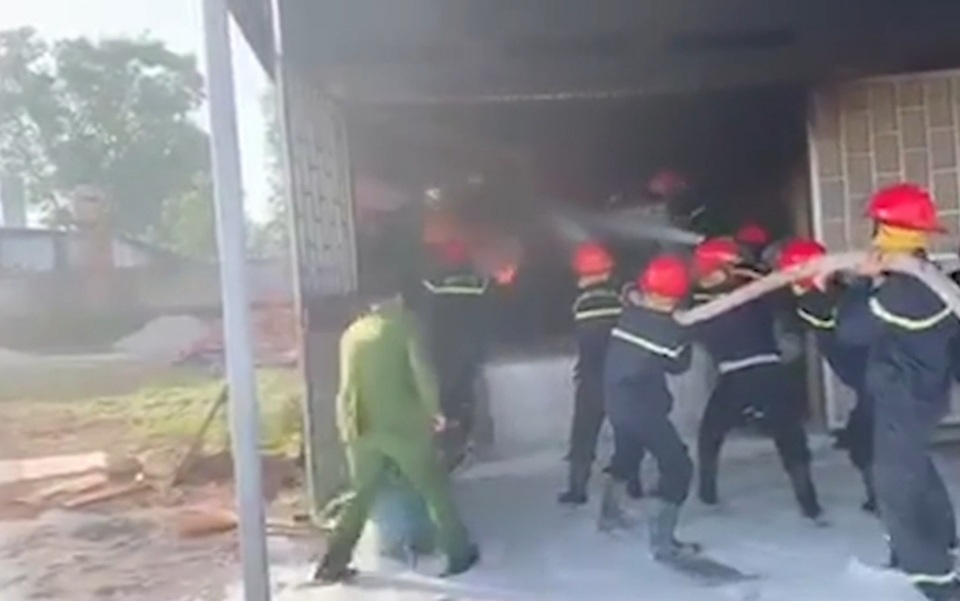 Hơn 50 cảnh sát giải cứu hàng trăm bình gas khỏi đám cháy - 3