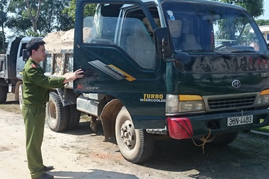 Bắt giữ các đối tượng cùng 4 ô tô tải "ngang nhiên" khai thác cát trái phép