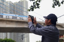 Người dân TPHCM săn lùng góc chụp đoàn tàu metro chạy thử