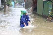 Miền Trung mưa lớn kéo dài, Hà Nội đêm lạnh có mưa rào rải rác