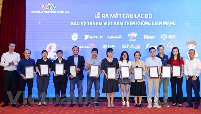 Câu lạc bộ Bảo vệ trẻ em Việt Nam trên không gian mạng có sự tham gia của 11 thành viên ban đầu là các doanh nghiệp, tổ chức hoạt động trong lĩnh vực hỗ trợ, bảo vệ trẻ em tại Việt Nam. Ảnh: Vietnam+