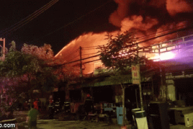 Hiện trường vụ cháy kinh hoàng tại xưởng vải ở Sài Gòn