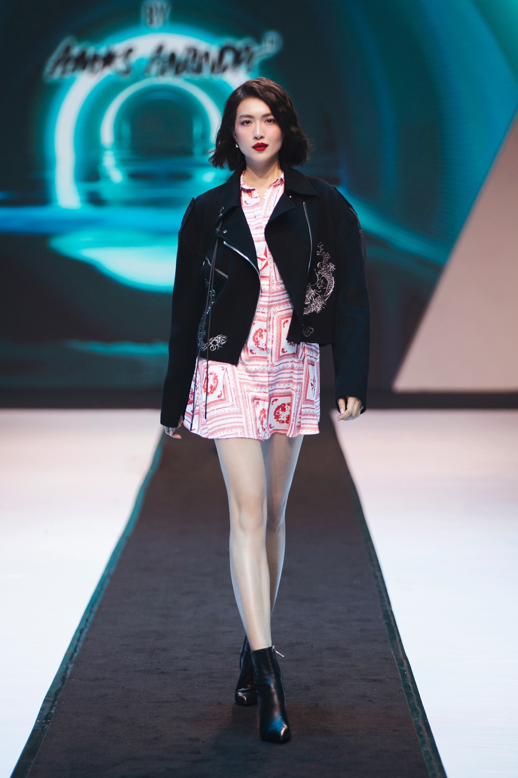Thanh Hằng bị sốt vẫn catwalk thần thái, Lan Khuê đọ sắc với hoa hậu xứ Hàn - 8 Thanh Hằng bị sốt vẫn catwalk thần thái, Lan Khuê đọ sắc với hoa hậu xứ Hàn - 8