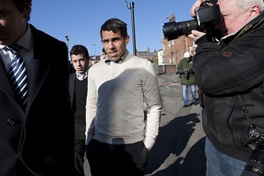 Lái xe trái phép, Tevez chịu hình phạt 250 giờ phục vụ cộng đồng