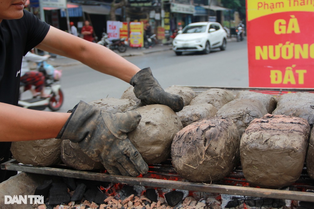 Cho gà tắm thảo mộc, bọc đất sét, chủ quán bán trăm con mỗi ngày ở Hà Nội - 2 Cho gà tắm thảo mộc, bọc đất sét, chủ quán bán trăm con mỗi ngày ở Hà Nội - 2