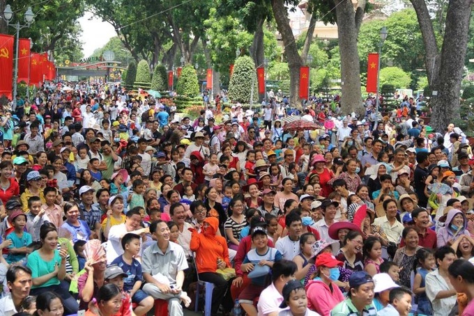 Bên trong công viên đông nghẹt người