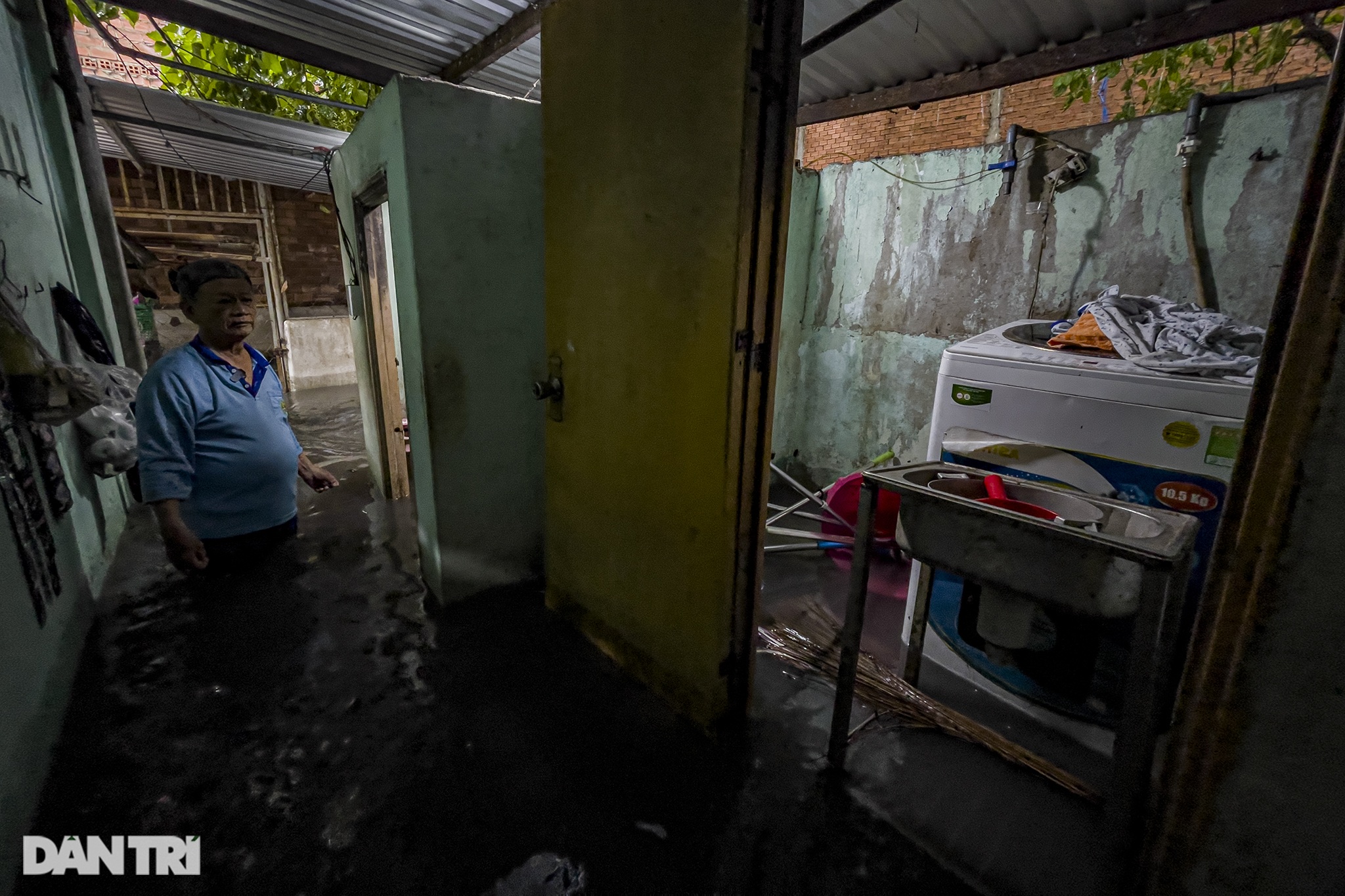 Kinh hoàng con hẻm giữa Sài Gòn, cứ mưa là nước chảy vào nhà như thác lũ - 5 Kinh hoàng con hẻm giữa Sài Gòn, cứ mưa là nước chảy vào nhà như thác lũ - 5