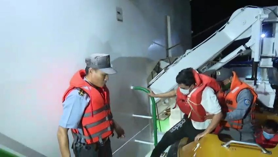 Vụ 26 ngư dân chìm tàu: Hình ảnh đầu tiên 3 ngư dân trở về từ cõi chết - 3 Vụ 26 ngư dân chìm tàu: Hình ảnh đầu tiên 3 ngư dân trở về từ cõi chết - 3