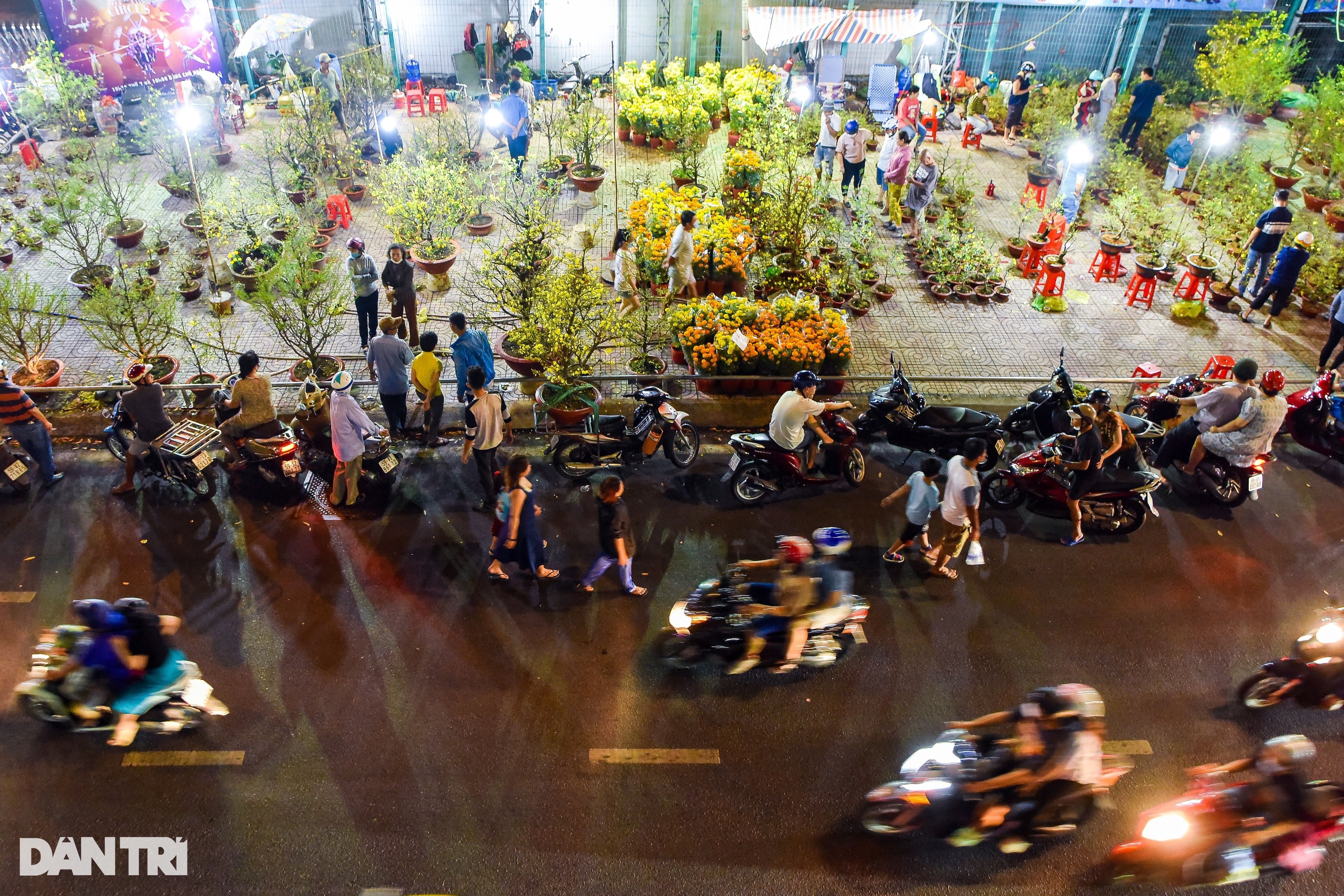 Hàng nghìn người dân xuyên đêm tham gia chợ xuân sắm Tết - 1