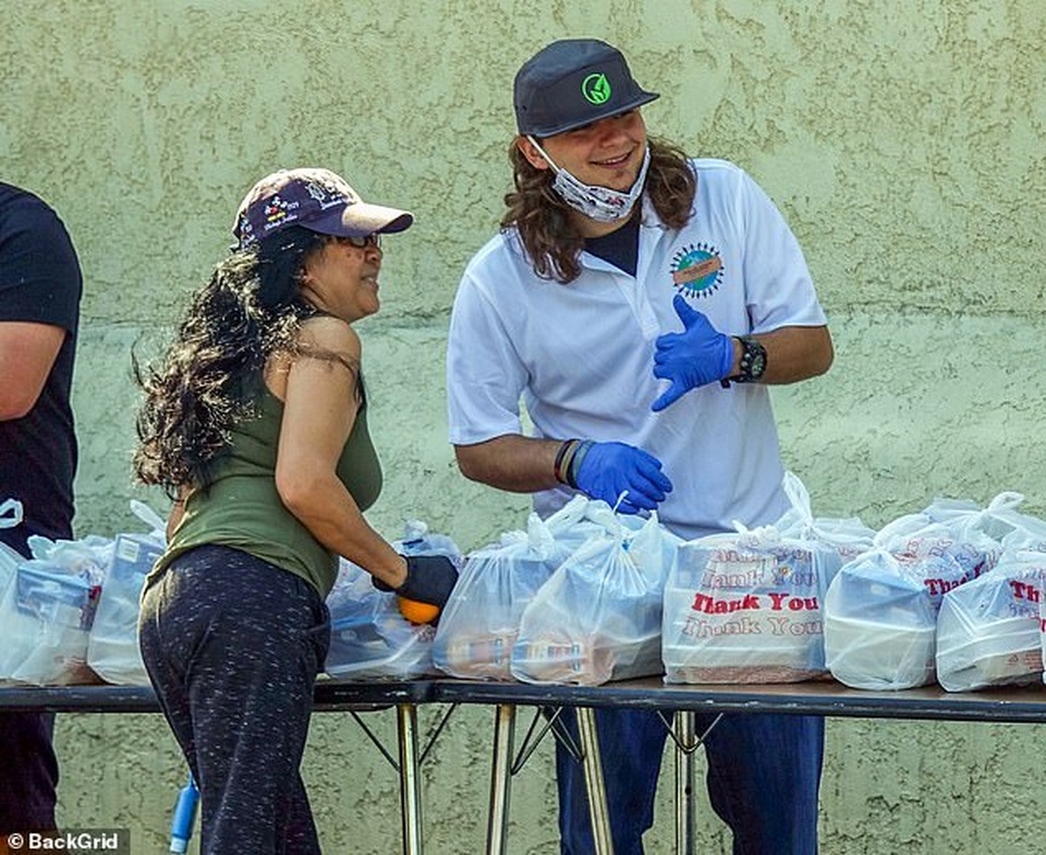 Con trai Michael Jackson phát đồ ăn cho người nghèo - 2 Con trai Michael Jackson phát đồ ăn cho người nghèo - 2