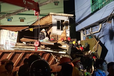 Xe ben lao vào quán hủ tiếu, hàng chục thực khách buông bát tháo chạy