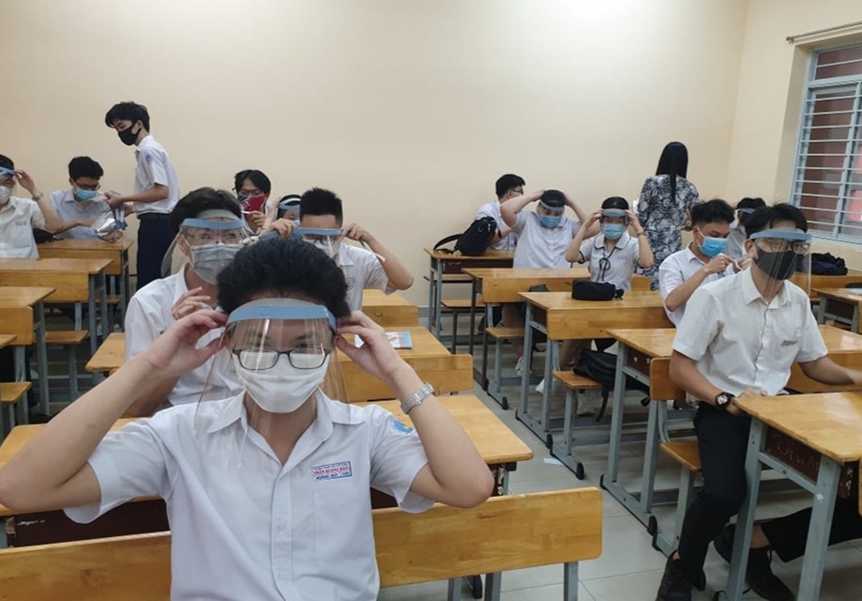 Bố mẹ, thầy cô tích cực làm mũ che giọt bắn, bác sĩ nói không cần thiết - 3 Bố mẹ, thầy cô tích cực làm mũ che giọt bắn, bác sĩ nói không cần thiết - 3
