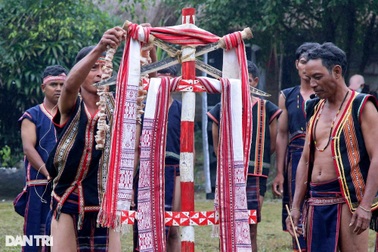 Kon Tum vận động người dân xóa bỏ các hủ tục không phù hợp