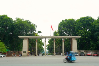 Người dân Hà Nội phấn khởi với quảng trường mới trước Công viên Thống Nhất