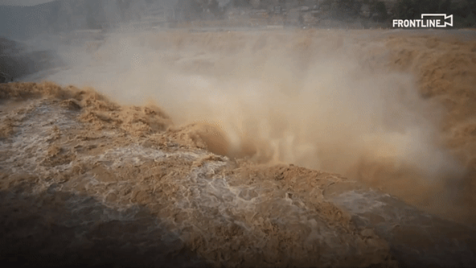 Dân Trung Quốc đổ xô tới chụp hình nước lũ cuồn cuộn - 1 Dân Trung Quốc đổ xô tới chụp hình nước lũ cuồn cuộn - 1