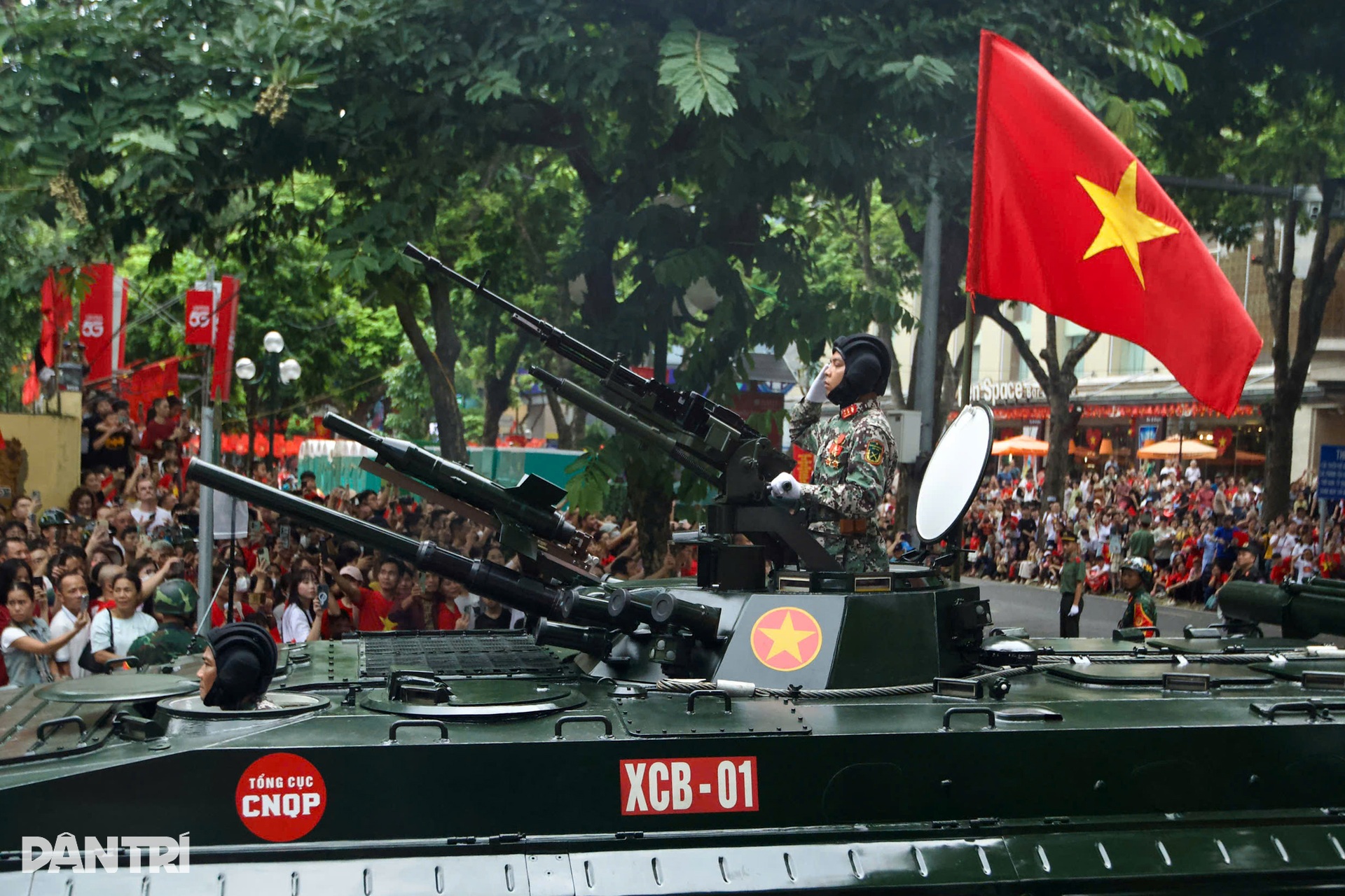 Người dân reo hò khi dàn xe tăng, bọc thép đến điểm tập kết tổng hợp luyện - 6 Người dân reo hò khi dàn xe tăng, bọc thép đến điểm tập kết tổng hợp luyện - 6