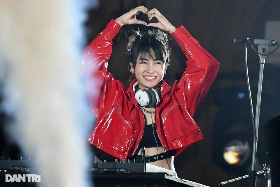 Nhà hát Lớn Hà Nội biến hình trong đêm Countdown Giáng sinh - 4 Nhà hát Lớn Hà Nội biến hình trong đêm Countdown Giáng sinh - 4