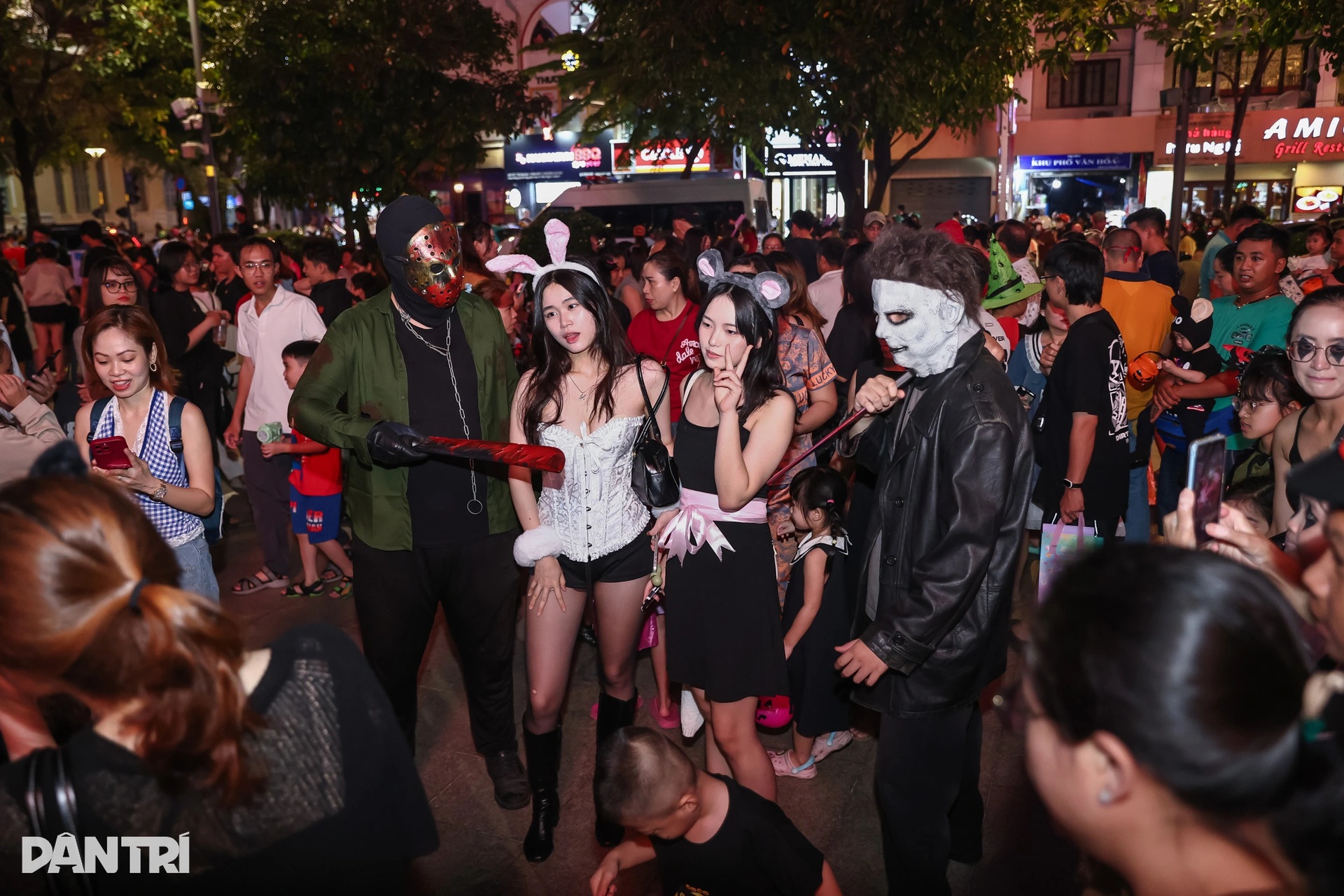Phố đi bộ Nguyễn Huệ, Bùi Viện thất thủ trong đêm Halloween - 2