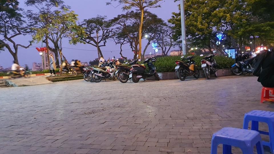Hết giãn cách, quán nước bờ hồ thu tiền triệu mỗi buổi chiều - 5 Hết giãn cách, quán nước bờ hồ thu tiền triệu mỗi buổi chiều - 5