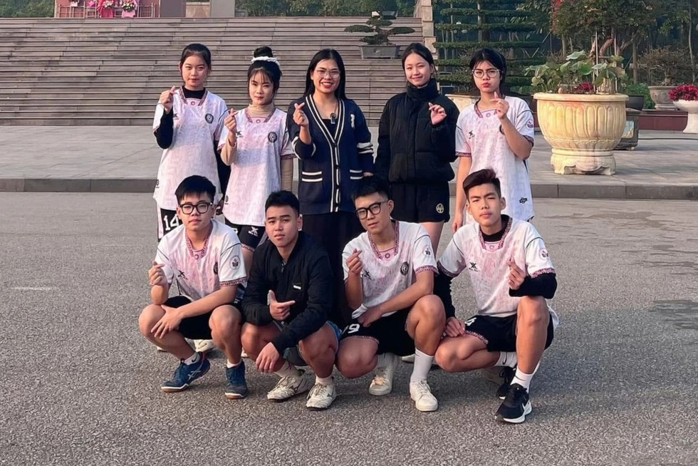 Cô giáo 9X mê chạy quyết kéo học trò sụp hố để buông điện thoại, xỏ giày - 4 Cô giáo 9X mê chạy quyết kéo học trò sụp hố để buông điện thoại, xỏ giày - 4