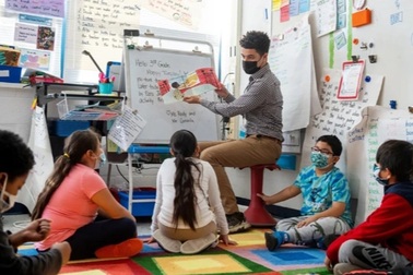 Nhiều giáo viên nước ngoài "rải" trăm đơn xin việc, chấp nhận lương thấp