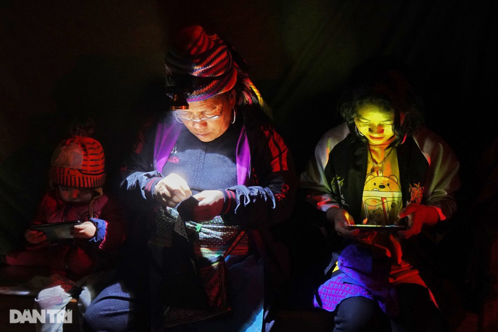 Người hâm mộ gục đầu tiếc nuối khi Việt Nam trở thành cựu vương tại AFF Cup - 10 Người hâm mộ gục đầu tiếc nuối khi Việt Nam trở thành cựu vương tại AFF Cup - 10