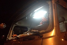 Xe tải vỡ nát kính vì bị ném đá trên cao tốc Nội Bài - Lào Cai