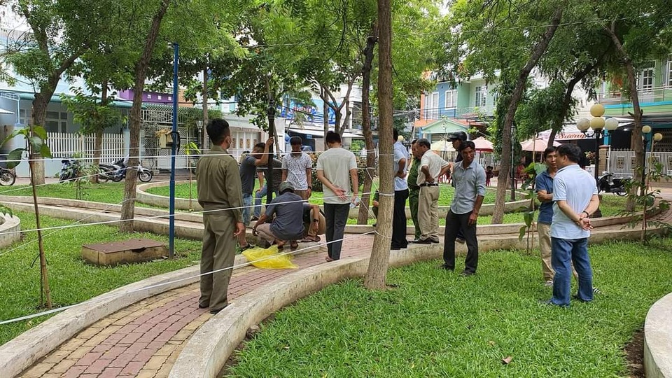 Cháu bé nghi bị điện giật tử vong khi chơi trong công viên - 2 Cháu bé nghi bị điện giật tử vong khi chơi trong công viên - 2