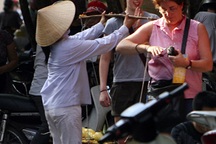 Hàng trăm độc giả bức xúc khi nhóm "nữ quái" Bờ Hồ tái xuất