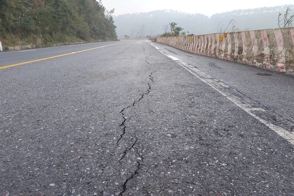 Xuất hiện vết nứt ở đèo Ngang, gần khu vực nhiều giun trồi lên mặt đất - 1